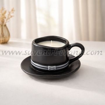 Ароматна свещ с пъпеш в чаша с чинийка