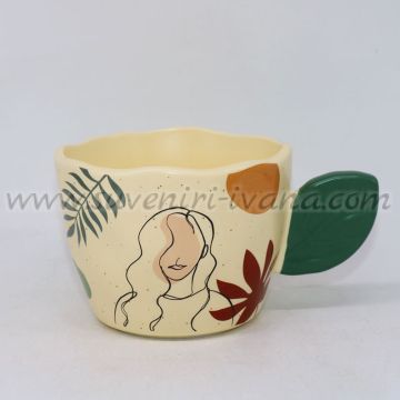 керамична чаша с артистичен дизайн и дръжка листо