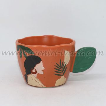 кафява керамична чаша с арт дизайн момиче