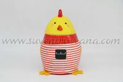 червена чаша пиленце с дрешка