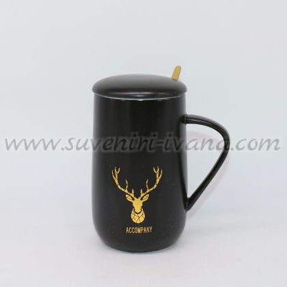 черна коледна чаша с елен златен принт