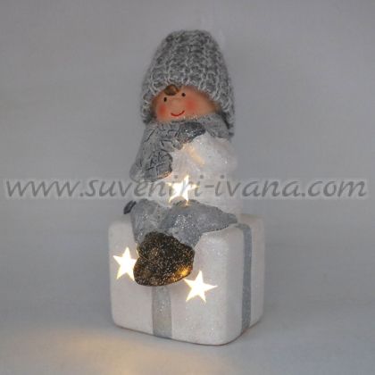 светеща коледна фигурка дете с подарък с LED лампичка