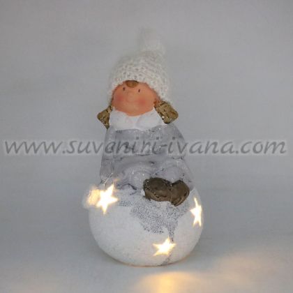 керамична светеща коледна фигурка дете върху снежна топка с LED лампичка