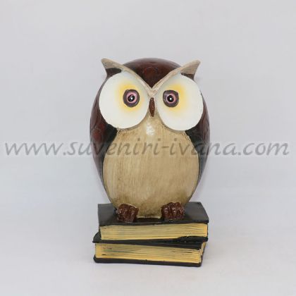 декоративна фигурка бухал / сова върху книги