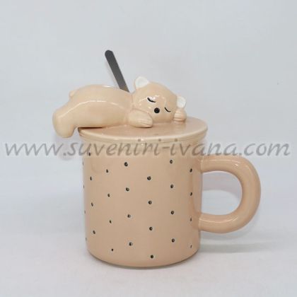 бежова чаша на точки с капак мече и лъжичка