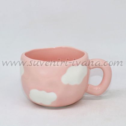 розова чаша на облачета