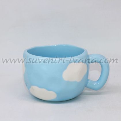 светлосиня чаша на облачета