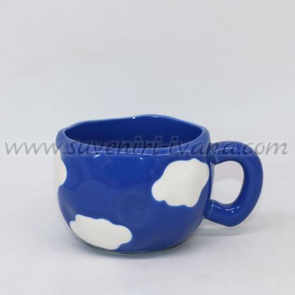 синя чаша на облачета