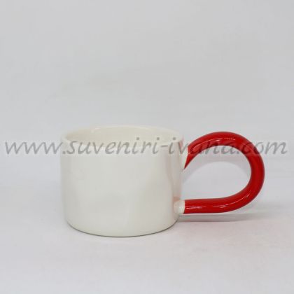 модерна интериорна бяла чаша с червена дръжка