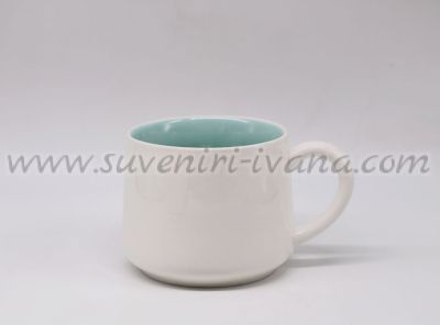 бяла чаша с керамично прасенце