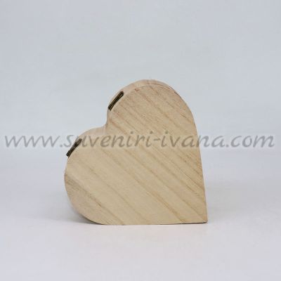 дървена кутийка във формата на сърце с капак
