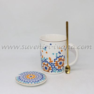 чаша с геометричен дизайн