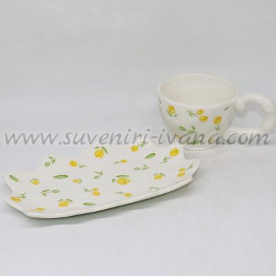 керамичен комплект чашка с чинийка с флорален мотив