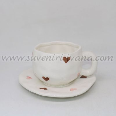 Романтичен комплект чашка с чинийка на сърца