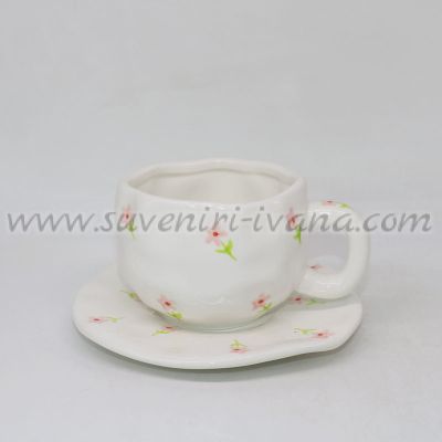 Керамичен комплект чашка с чинийка на розови цветенца