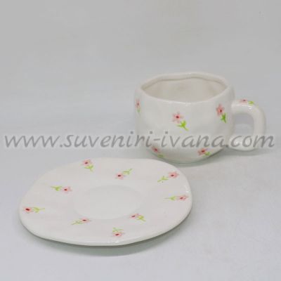 керамичен комплект чашка с розови цветенца