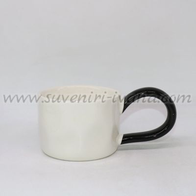Бяла керамична чаша с черна дръжка