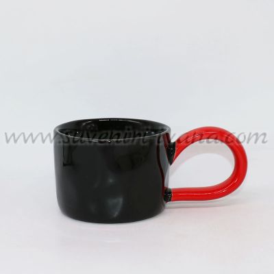 модерна черна чаша с червена дръжка