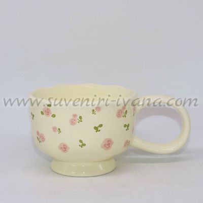 керамична чаша с релефен ръб и розови цветчета