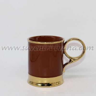 кафява керамична чаша със златисти детайли