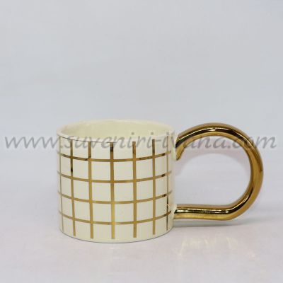 луксозна чаша със златисти квадрати и златна дръжка