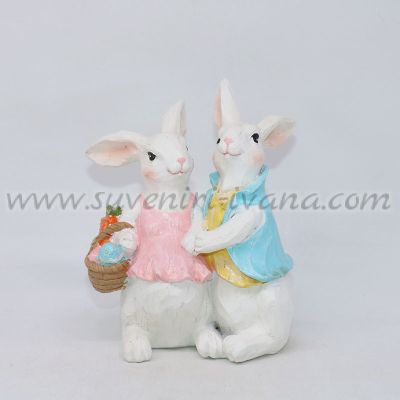 великденска декоративна фигурка – зайчета с кошничка с яйца
