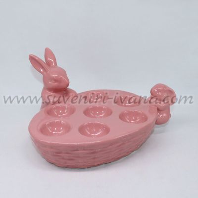 розова великденска поставка за яйца със зайчета
