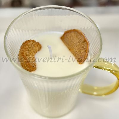 ръчно изработена свещ със сушени портокалови резени