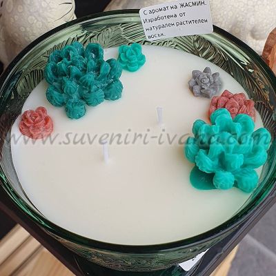 Свещ с памучен фитил и восъчни декоративни елементи