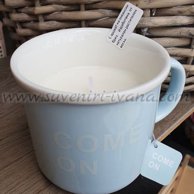 Ръчно изработена свещ с памучен фитил в чаша